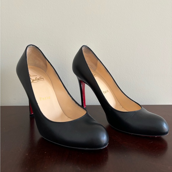 Christian Louboutin Round Toe Pumps in Black Leather - Picture 4 of 7